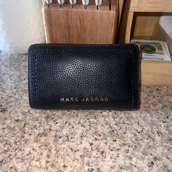 Marc Jacobs Black Pebbled Leather Slim Card Holder with Gold Logo - Picture 4 of 16